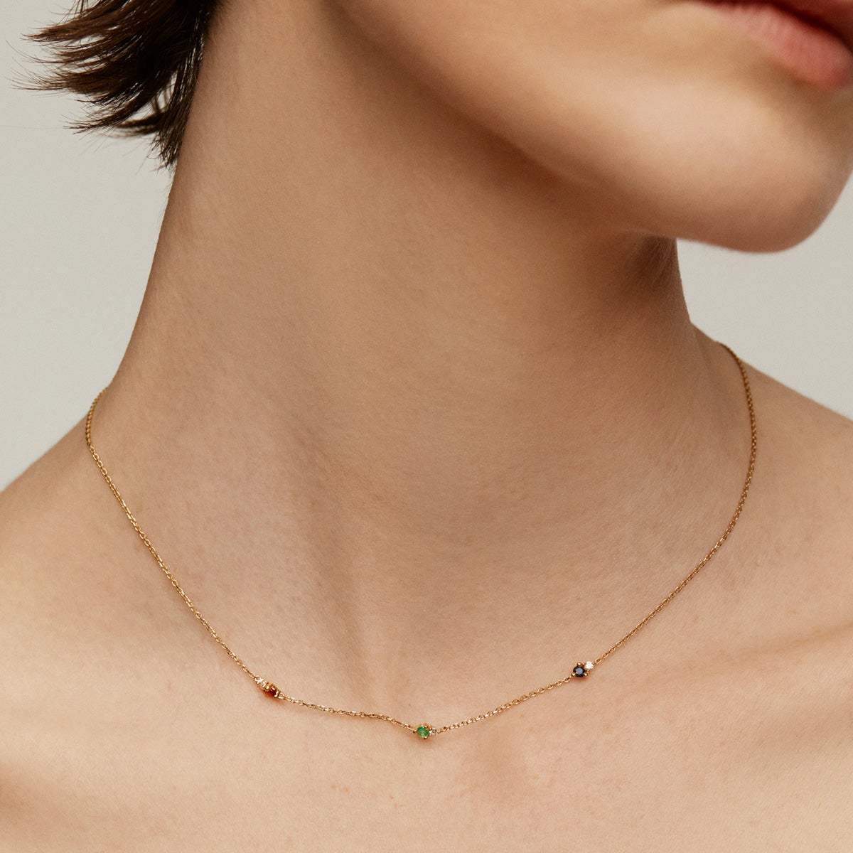 Collar de oro amarillo de 9K con zafiro, esmeralda, rubí y diamantes