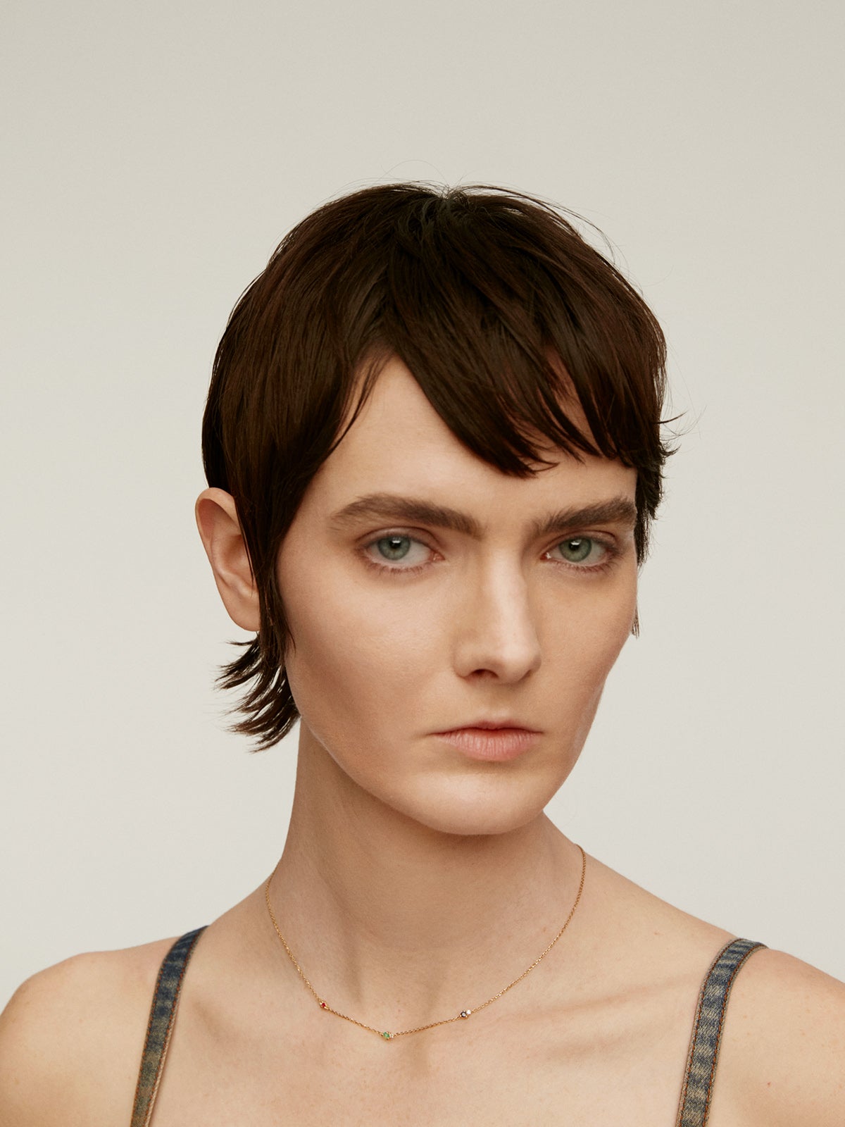 Collar de oro amarillo de 9K con zafiro, esmeralda, rubí y diamantes