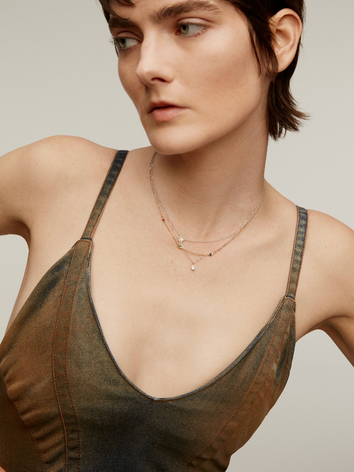 Collar de oro amarillo de 9K con zafiro, esmeralda, rubí y diamantes