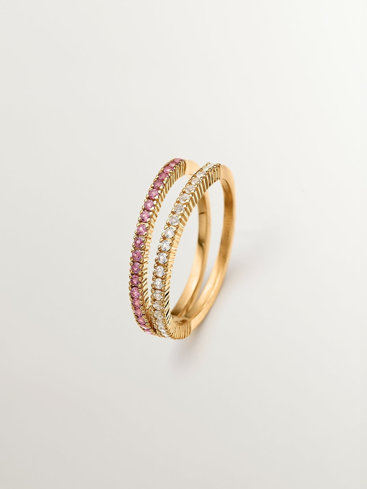 Anillo doble de plata 925 bañada en oro amarillo de 18K con topacios blancos y rodolitas moradas