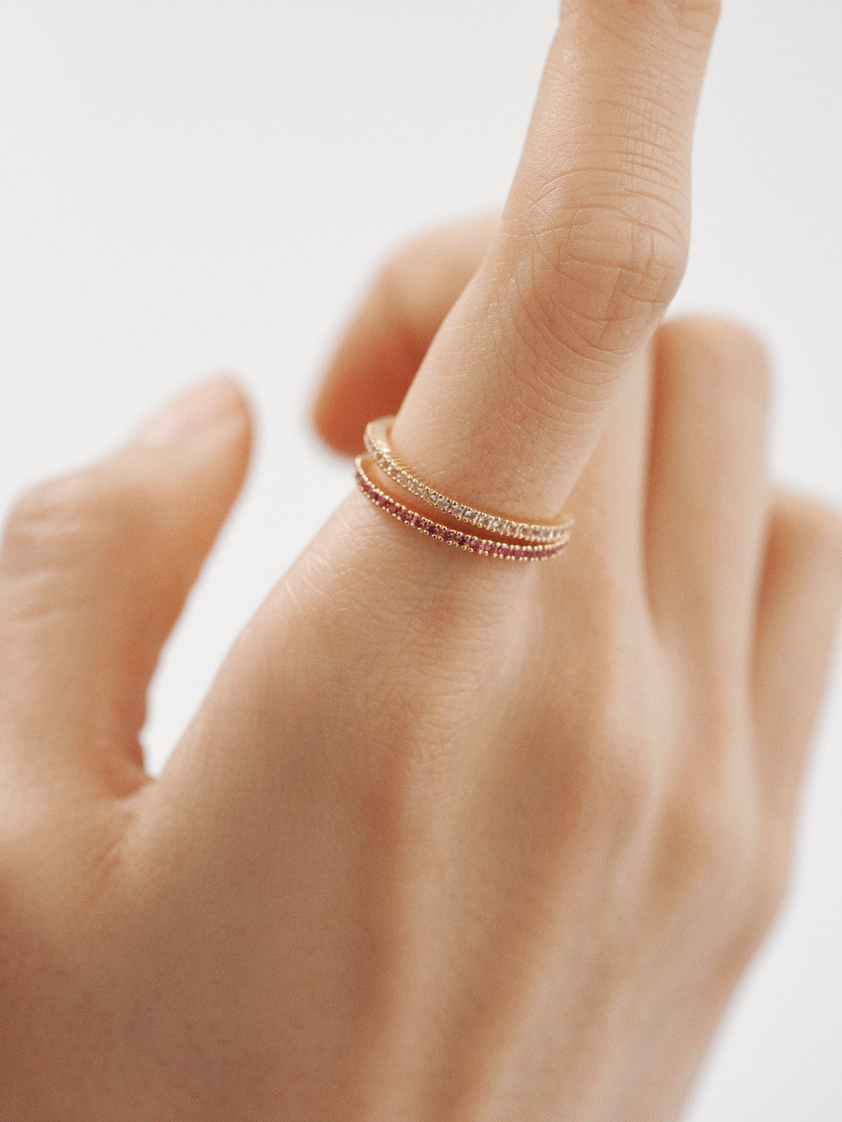 Anillo doble de plata 925 bañada en oro amarillo de 18K con topacios blancos y rodolitas moradas