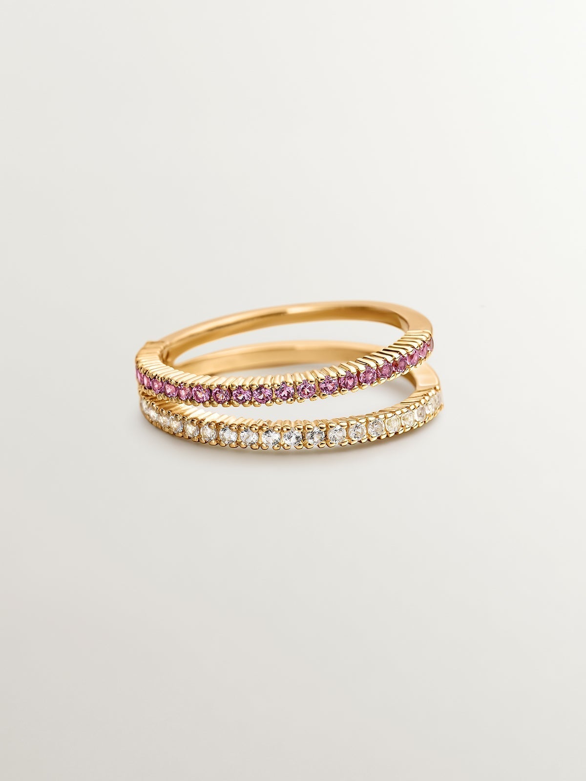 Anillo doble de plata 925 bañada en oro amarillo de 18K con topacios blancos y rodolitas moradas