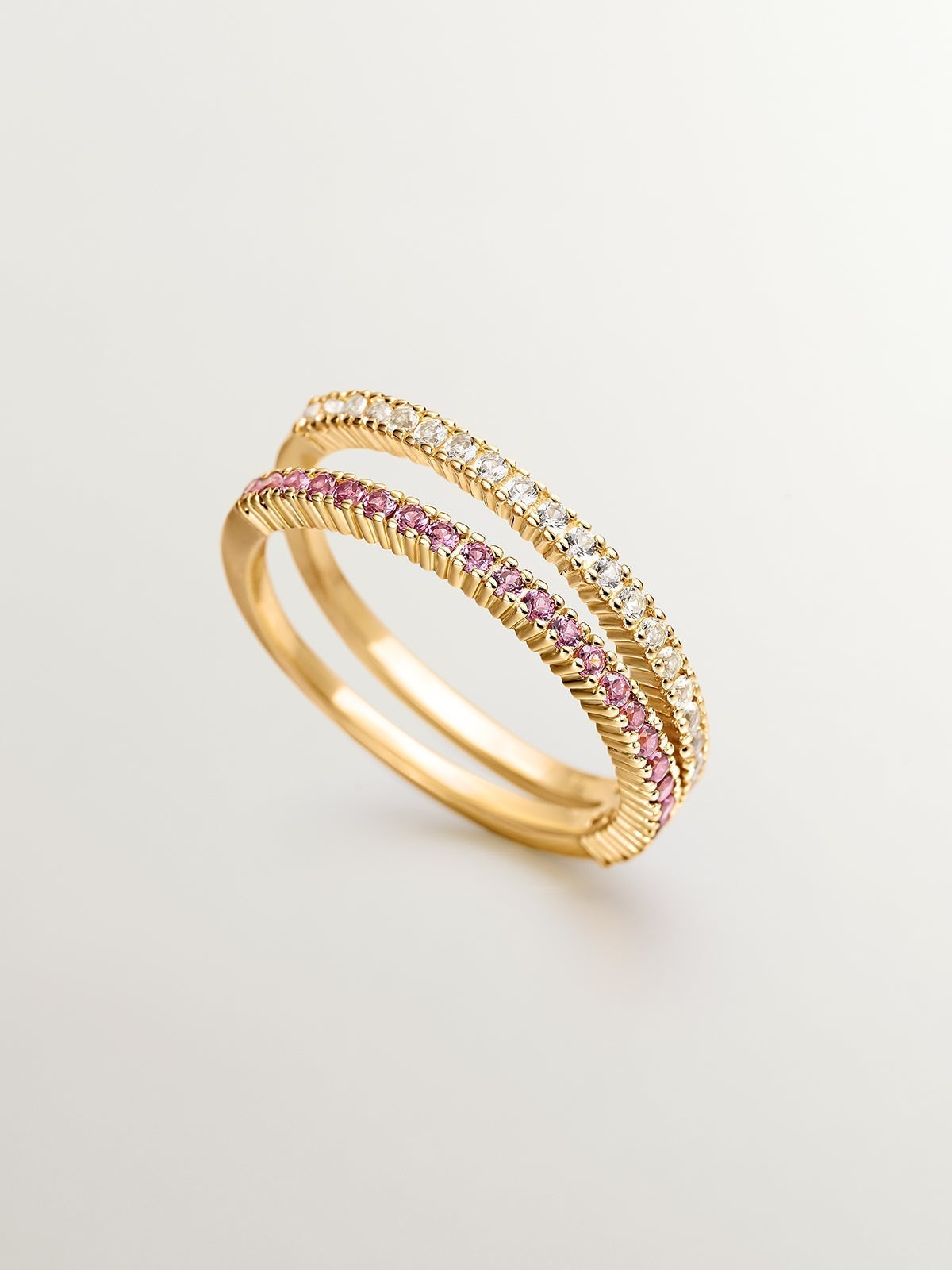 Anillo doble de plata 925 bañada en oro amarillo de 18K con topacios blancos y rodolitas moradas