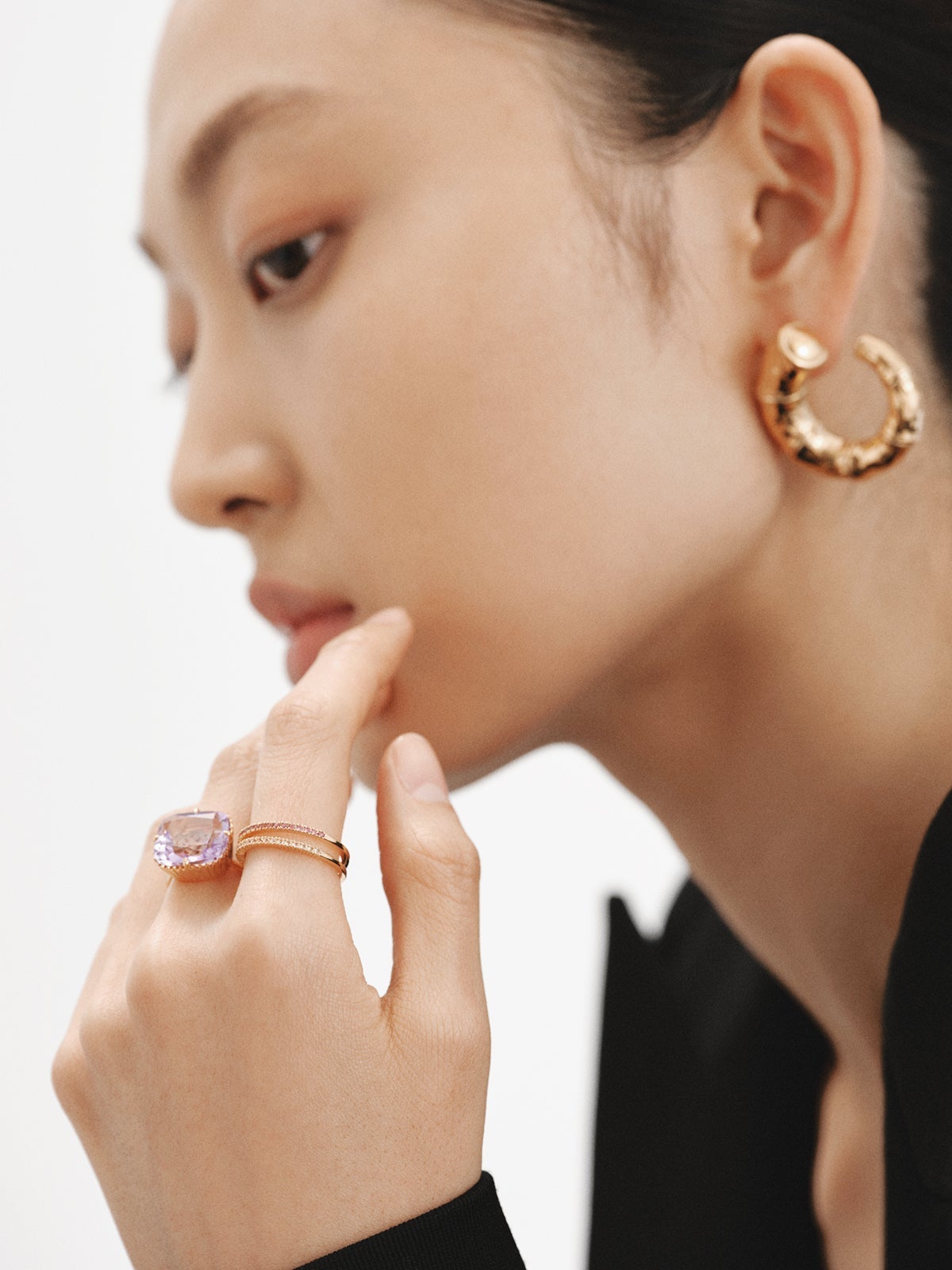 Anillo doble de plata 925 bañada en oro amarillo de 18K con topacios blancos y rodolitas moradas