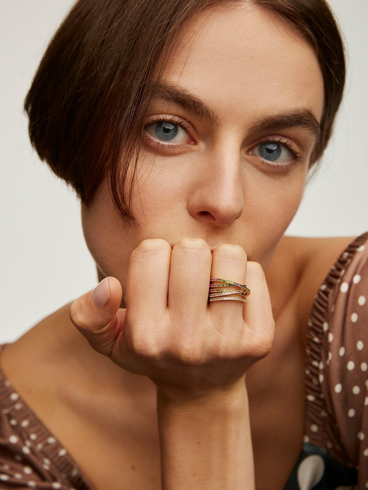 Anillo multibrazo cruzado de plata 925 bañada en oro amarillo de 18K con tsavoritas, topacios y zafiros multicolor