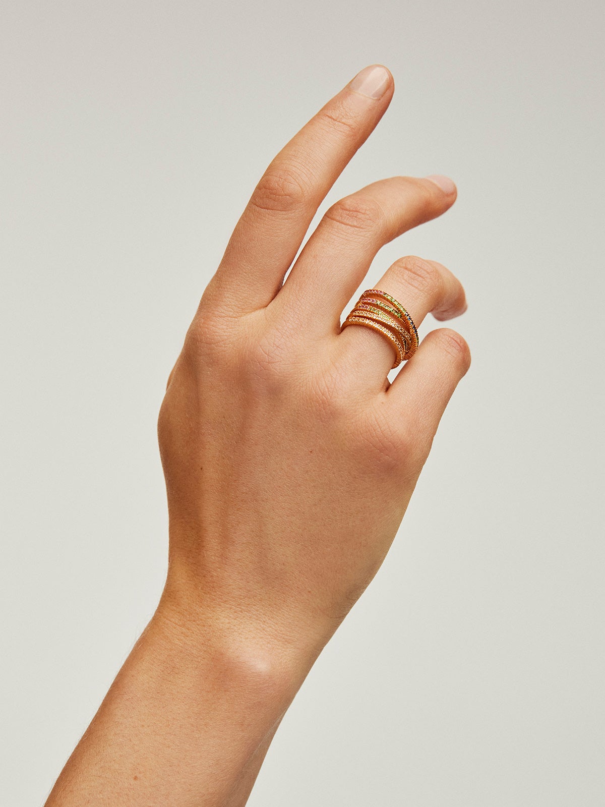 Anillo multibrazo cruzado de plata 925 bañada en oro amarillo de 18K con tsavoritas, topacios y zafiros multicolor