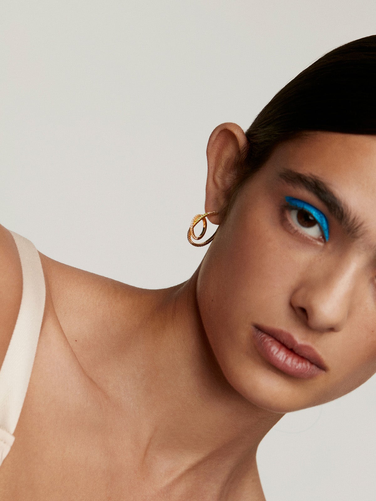 Pendientes doble aro de plata 925 bañada en oro amarillo de 18K con tsavoritas y zafiros multicolor