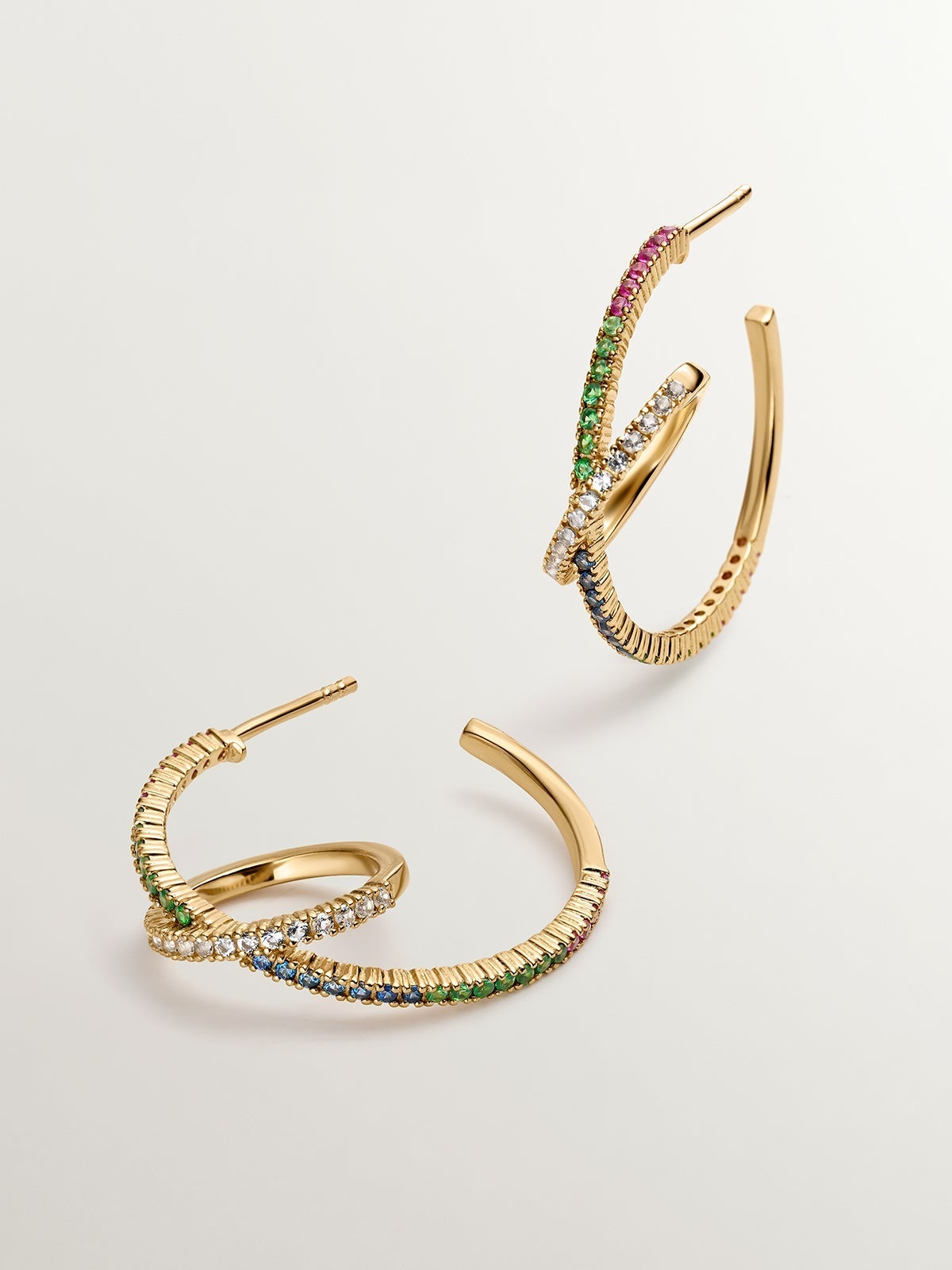 Pendientes doble aro de plata 925 bañada en oro amarillo de 18K con tsavoritas y zafiros multicolor