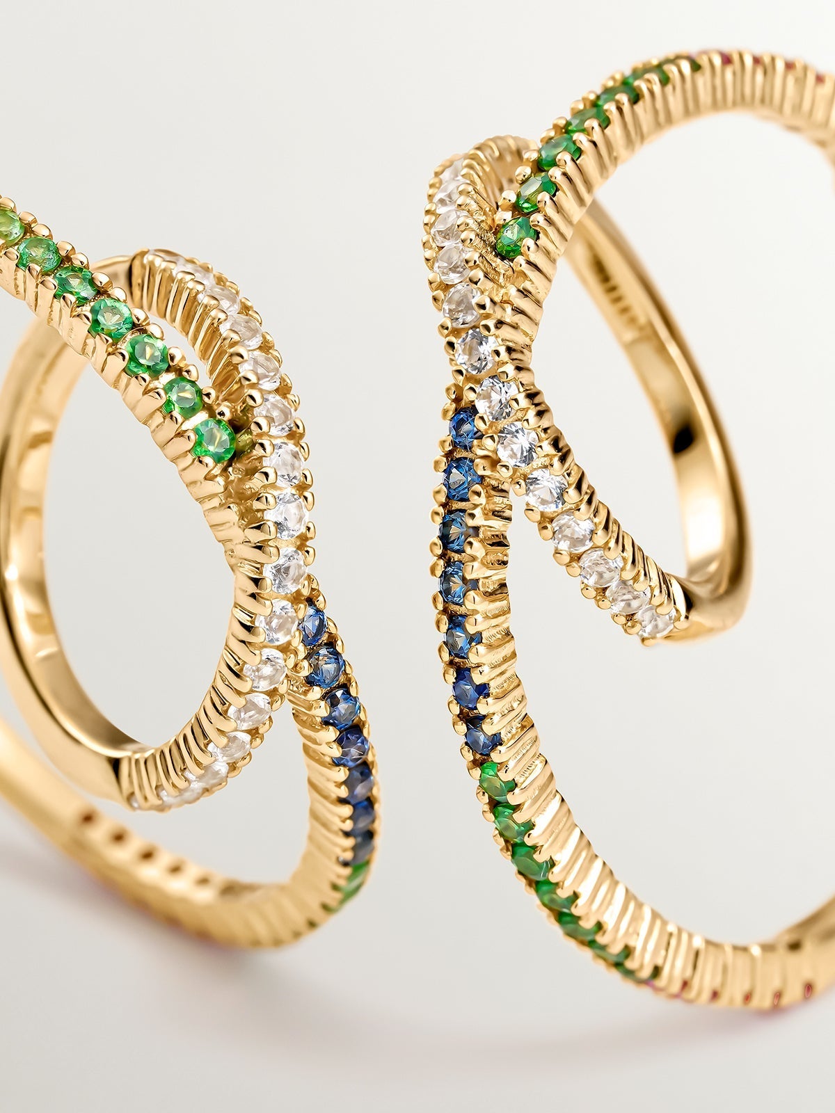 Pendientes doble aro de plata 925 bañada en oro amarillo de 18K con tsavoritas y zafiros multicolor