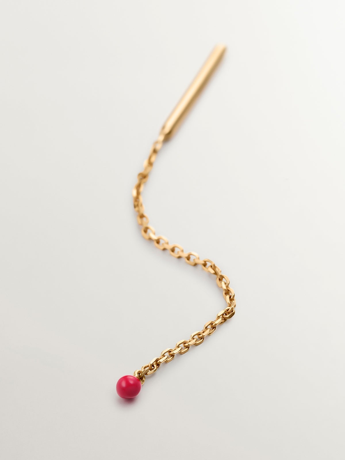 Pendiente individual largo de oro amarillo de 9K con cadena y bolita de esmalte rosa
