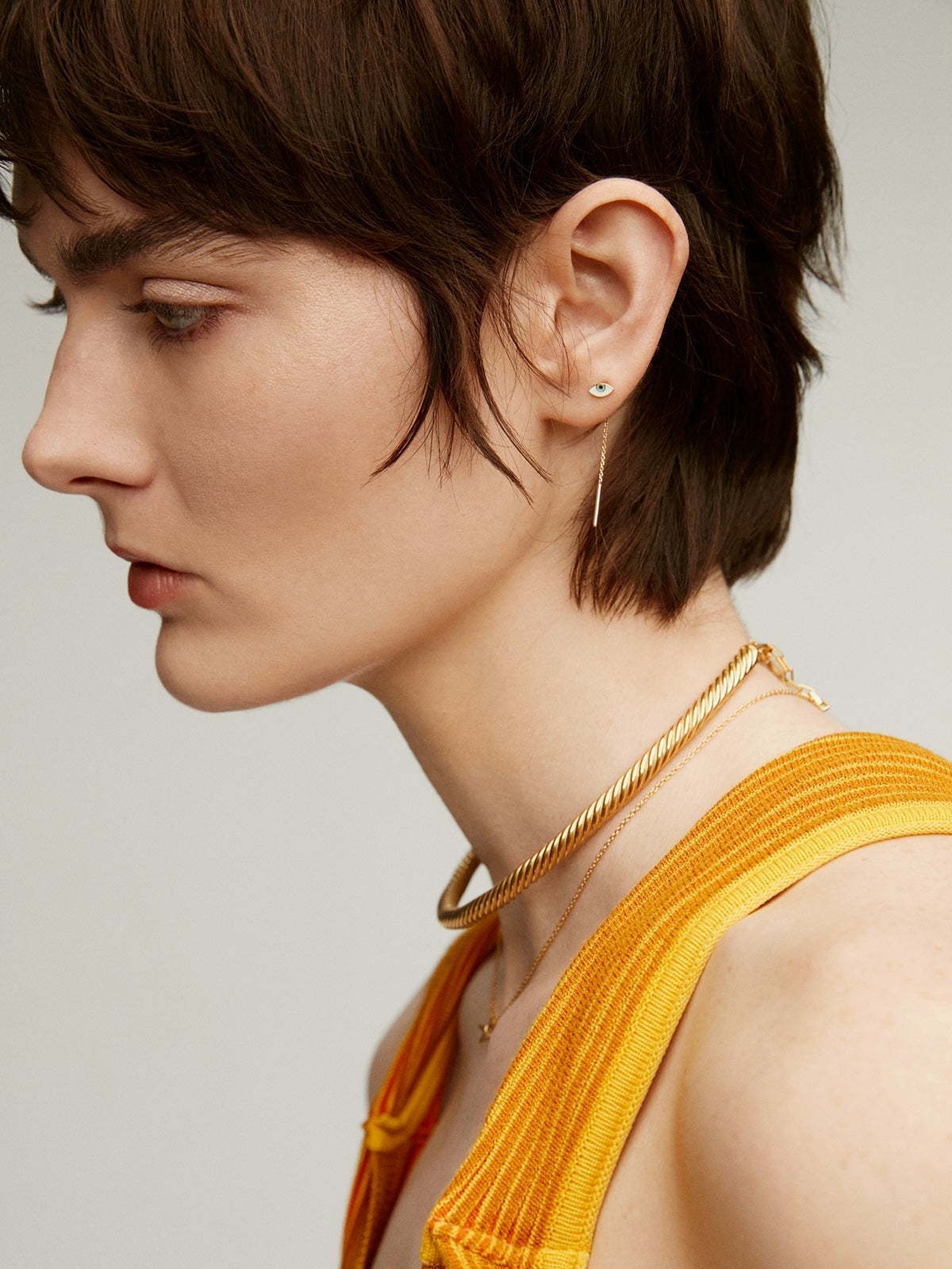 Pendiente individual de oro amarillo de 9K con cadena y ojo