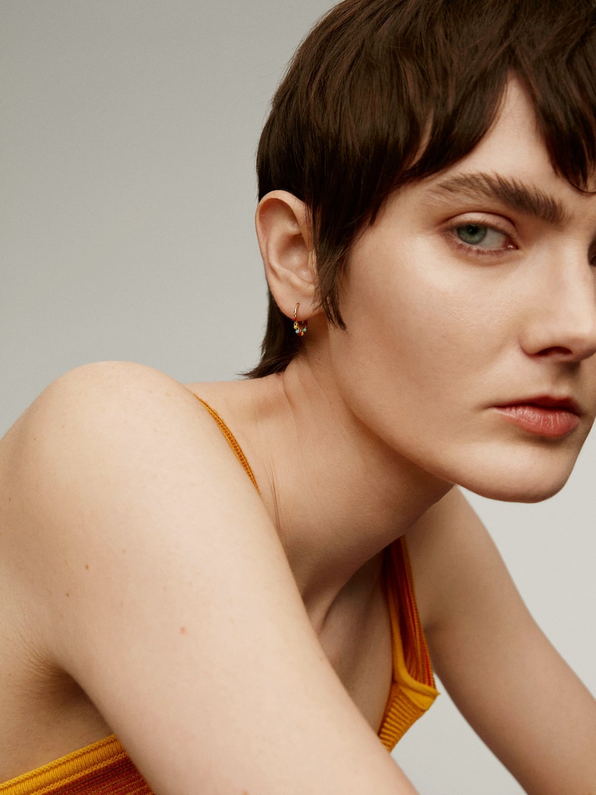 Pendiente individual de aro de oro amarillo de 9K con bolitas de esmalte multicolor