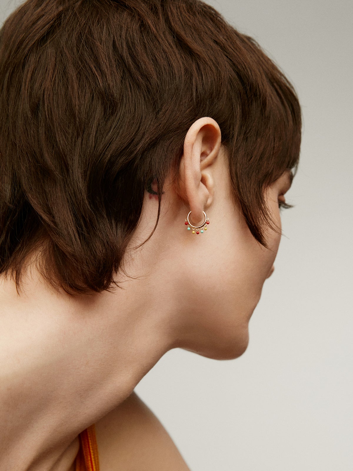 Pendiente individual de aro de oro amarillo de 9K con bolitas de esmalte multicolor