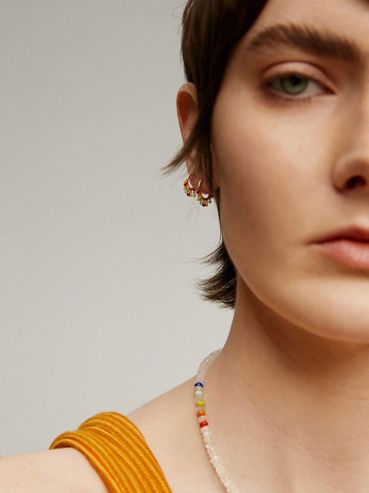 Pendiente individual de aro de oro amarillo de 9K con bolitas de esmalte multicolor