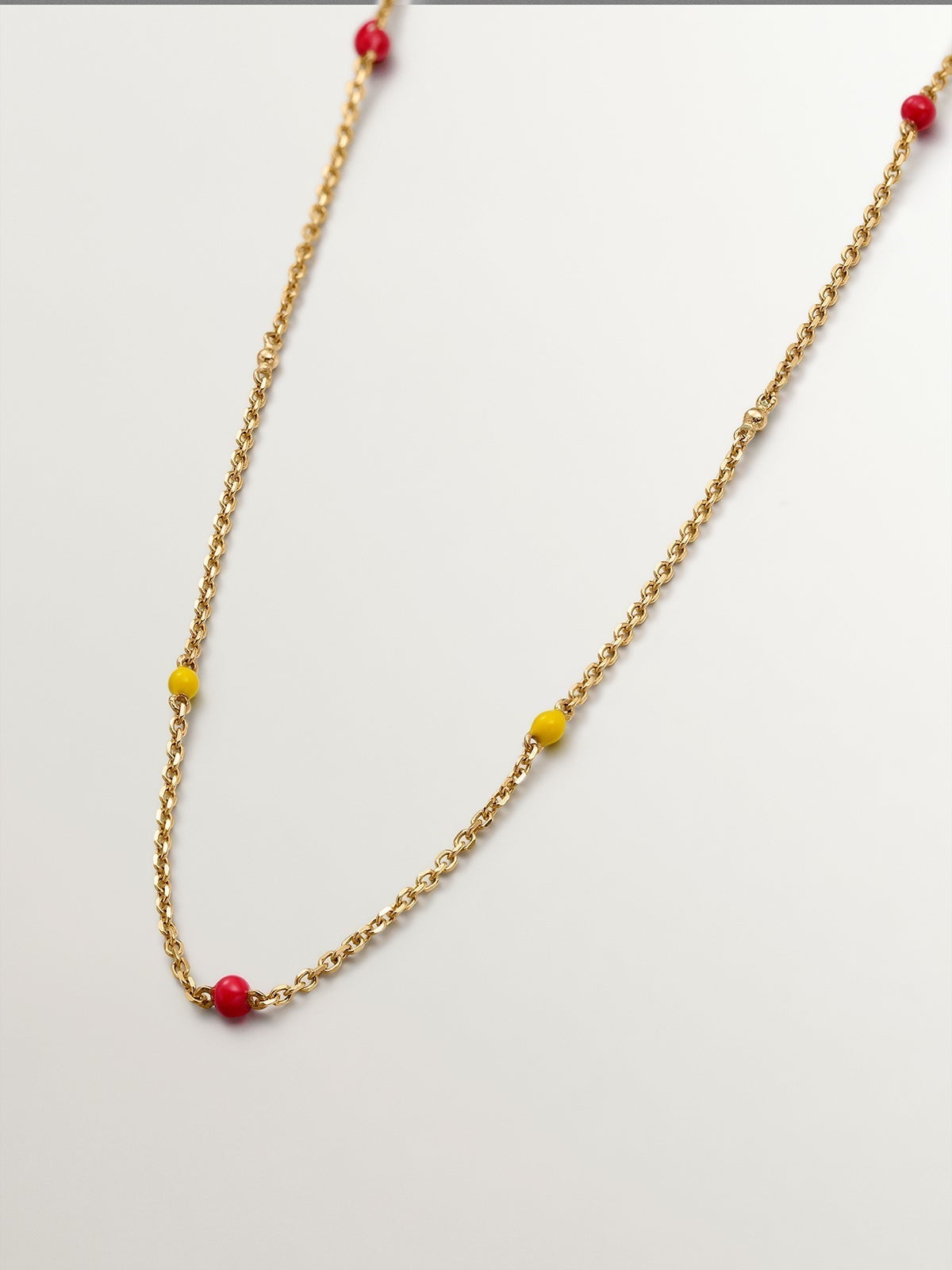Cadena de eslabones rolo de oro amarillo de 9K con bolitas de esmalte multicolor