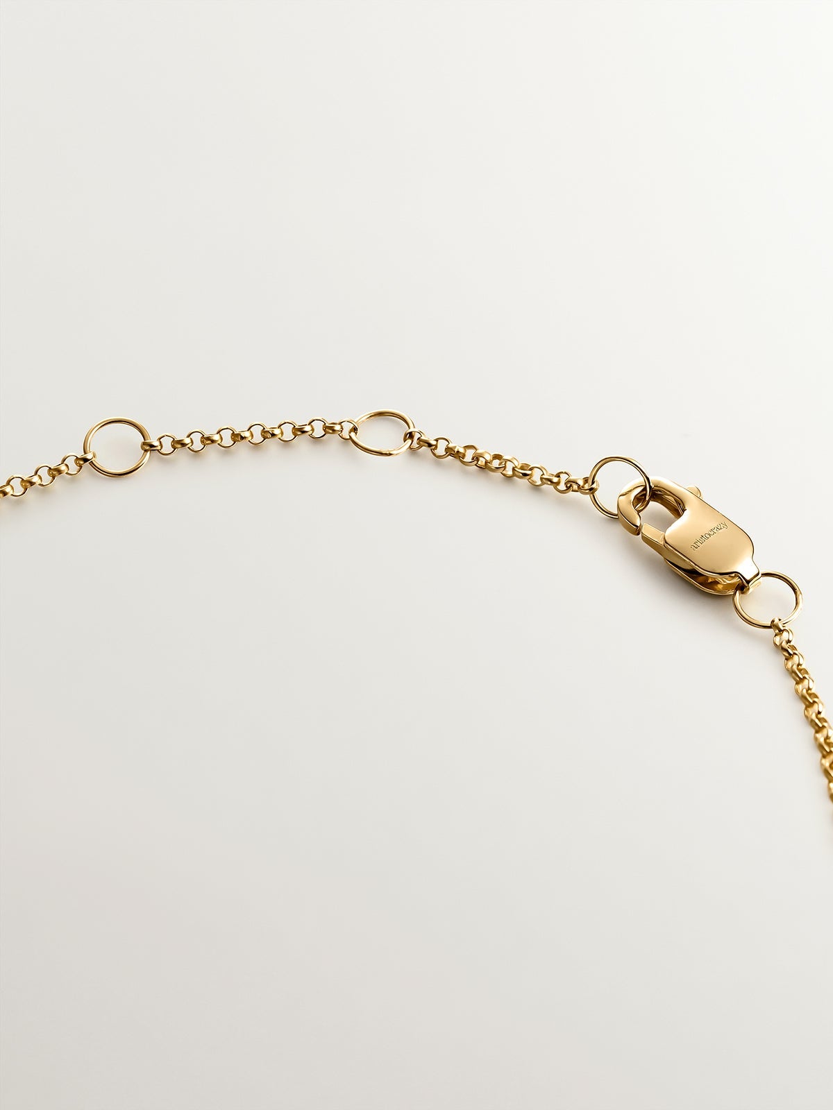Pulsera de eslabones de oro amarillo de 9K con bolitas de esmalte blanco