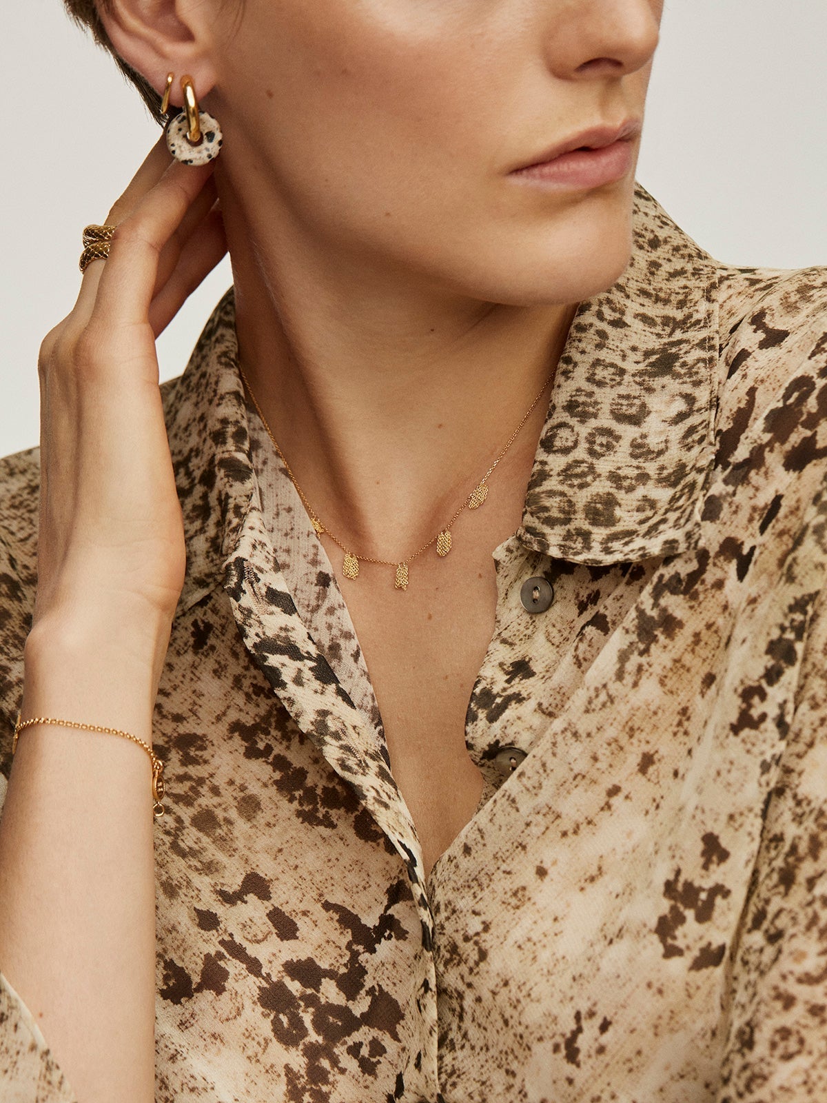 Collar de oro amarillo de 9K con pompones de cadena