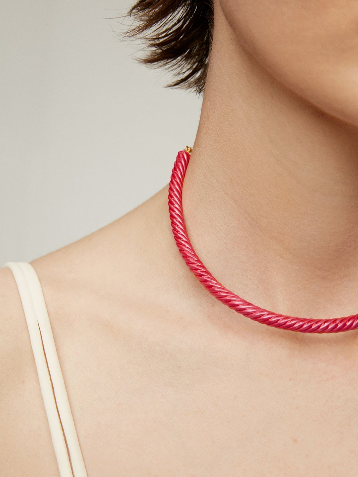Collar tipo choker de plata 925 bañada en oro amarillo de 18K con esmalte rosa