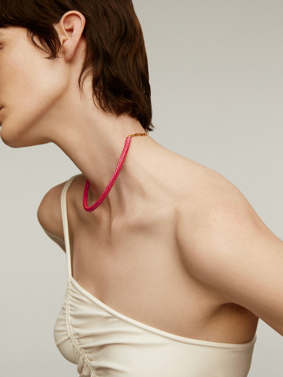 Collar tipo choker de plata 925 bañada en oro amarillo de 18K con esmalte rosa