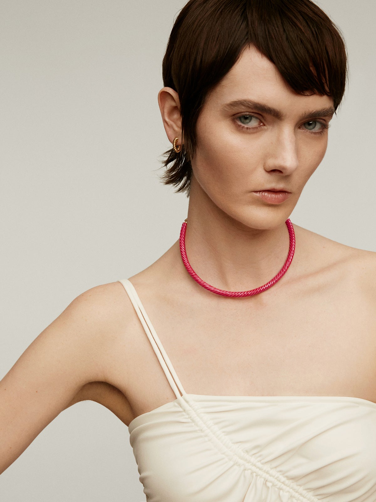 Collar tipo choker de plata 925 bañada en oro amarillo de 18K con esmalte rosa