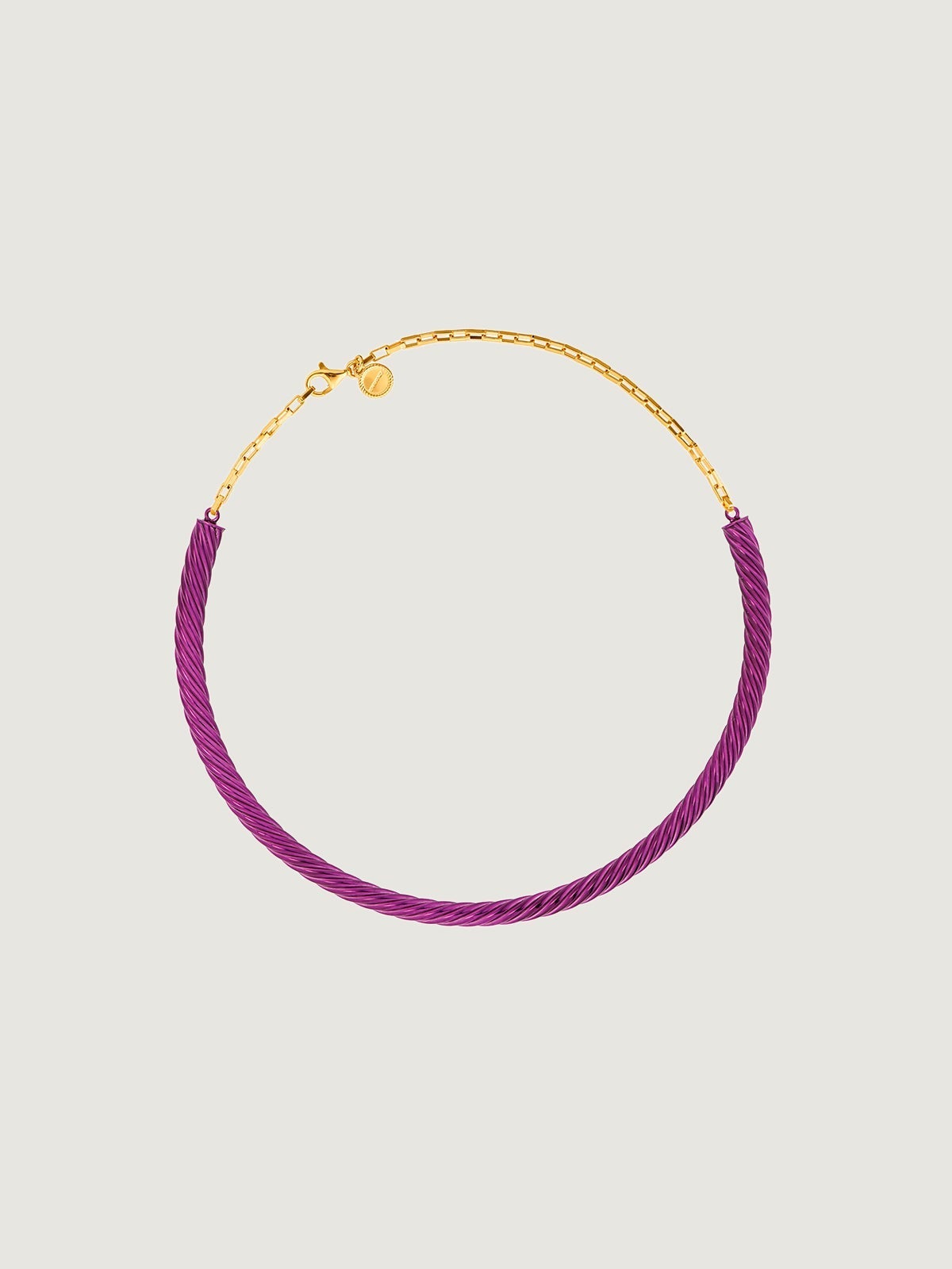 Collar tipo choker de plata 925 bañada en oro amarillo de 18K con esmalte morado