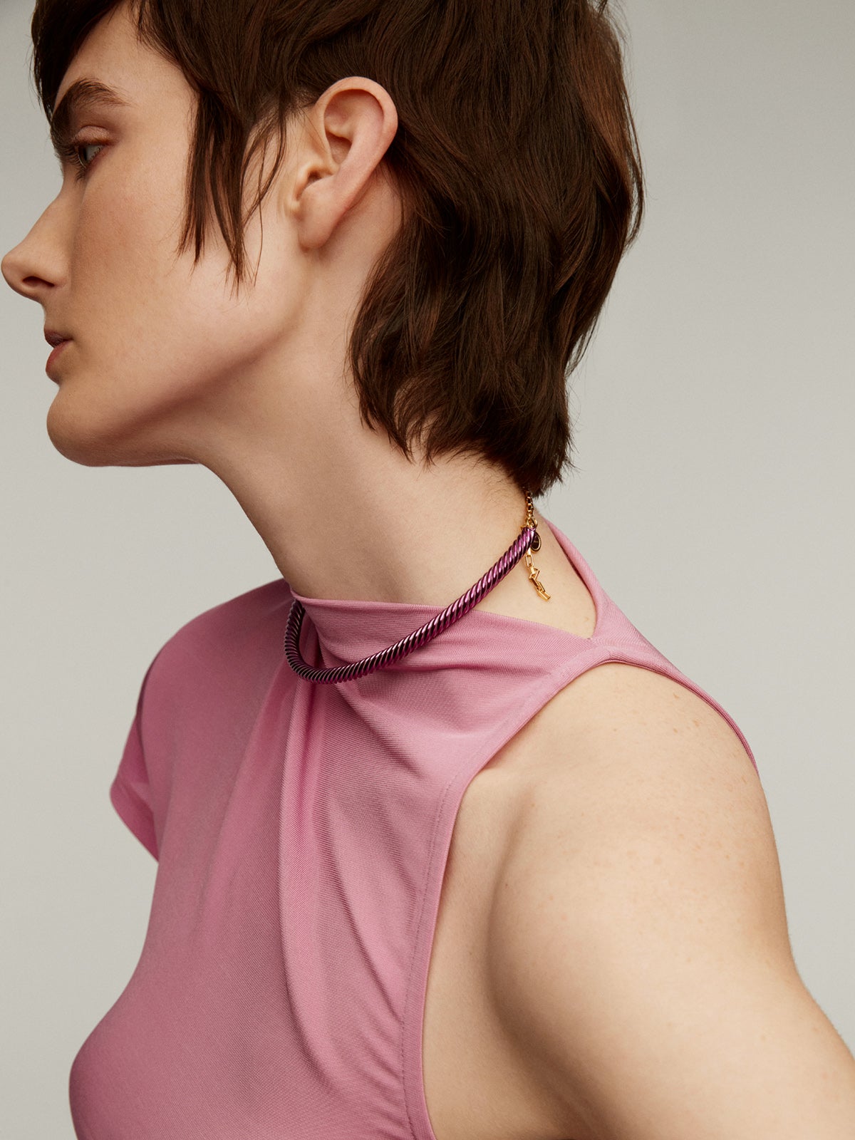 Collar tipo choker de plata 925 bañada en oro amarillo de 18K con esmalte morado