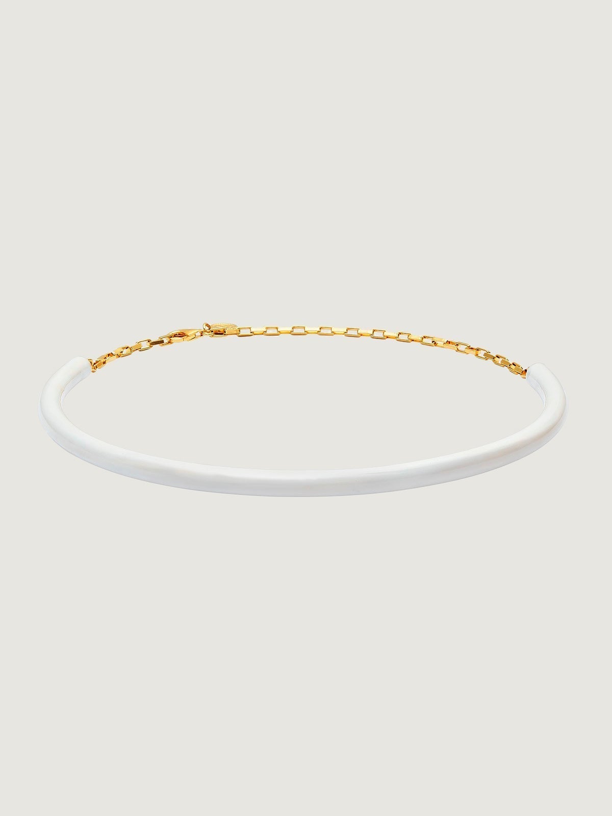 Collar tipo choker de plata 925 bañada en oro amarillo de 18K con esmalte blanco