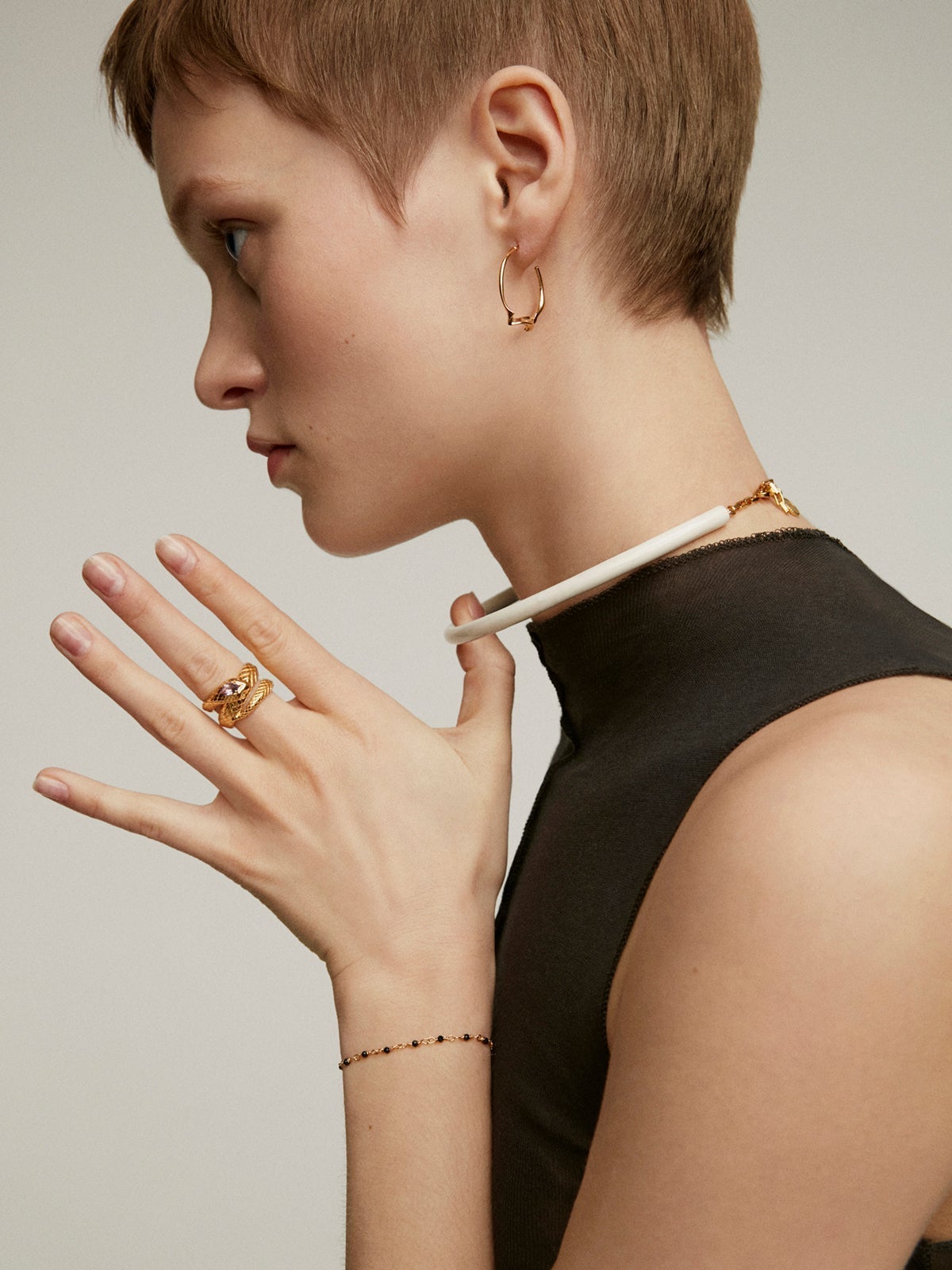 Collar tipo choker de plata 925 bañada en oro amarillo de 18K con esmalte blanco