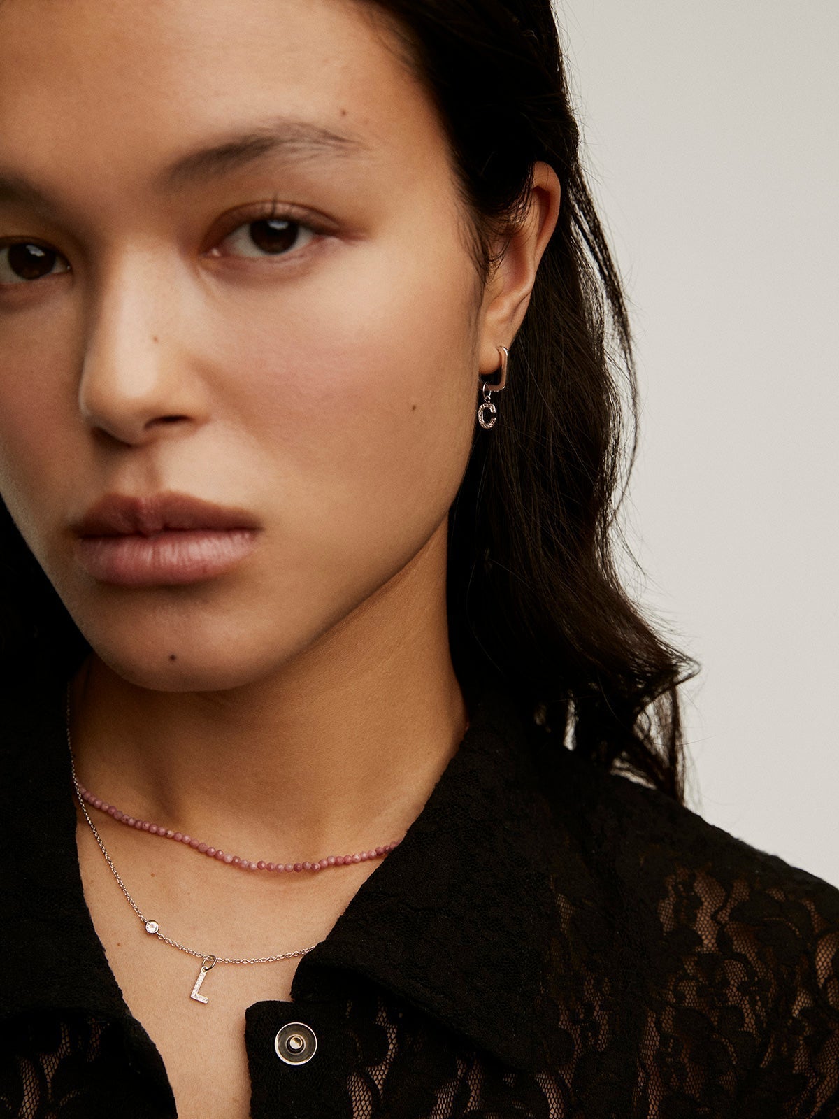 Charm de plata 925 y topacios blancos inicial C