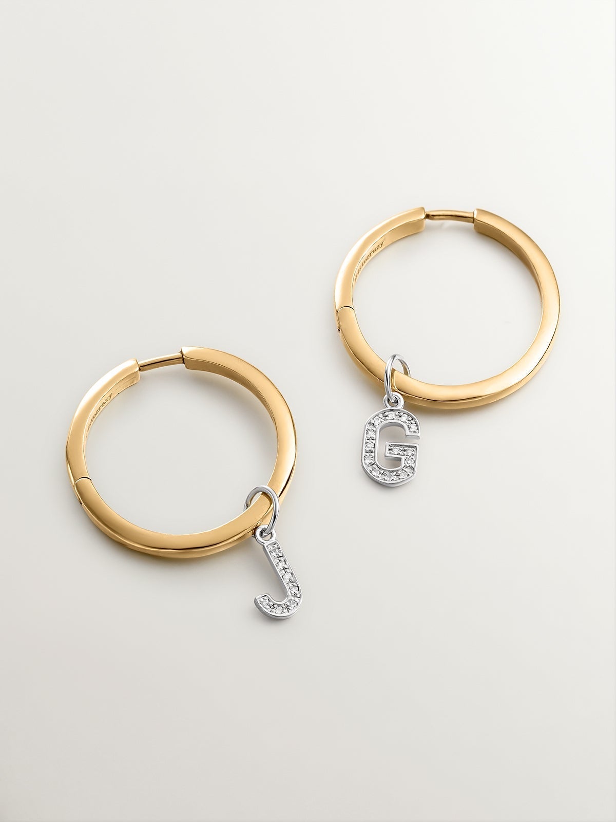 Charm de plata 925 y topacios blancos inicial G