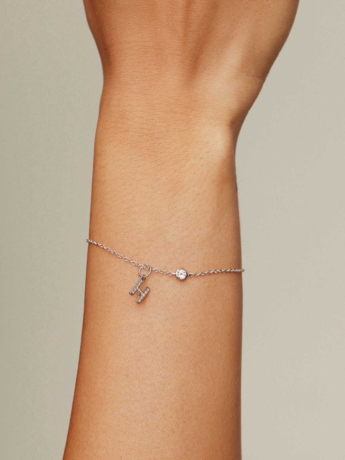 Charm de plata 925 y topacios blancos inicial H