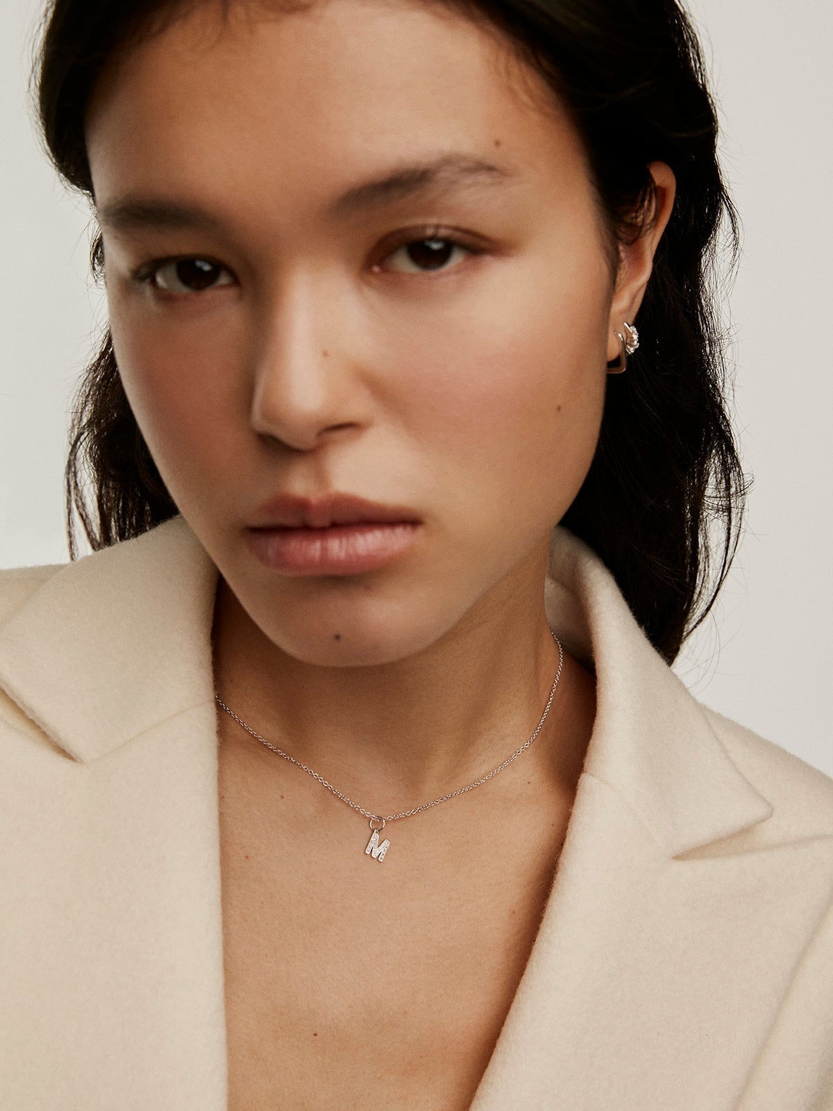 Charm de plata 925 y topacios blancos inicial M