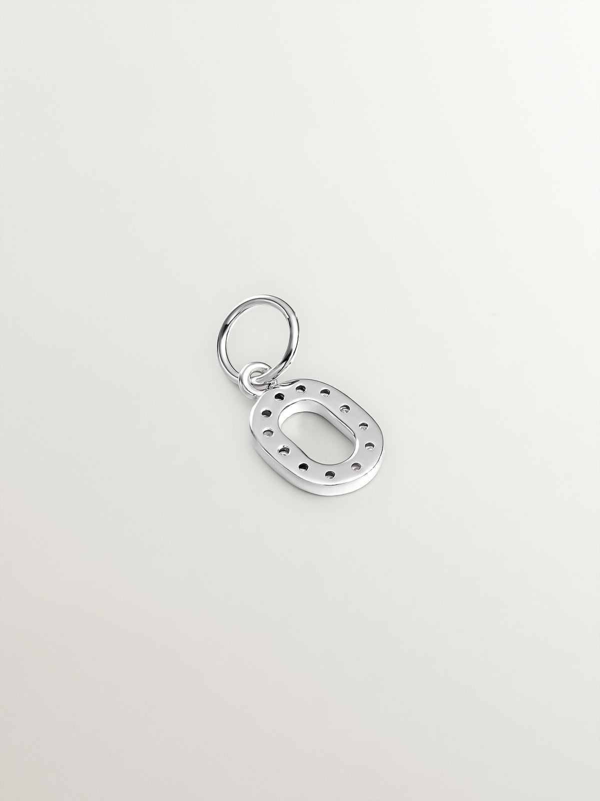Charm de plata 925 y topacios blancos inicial O