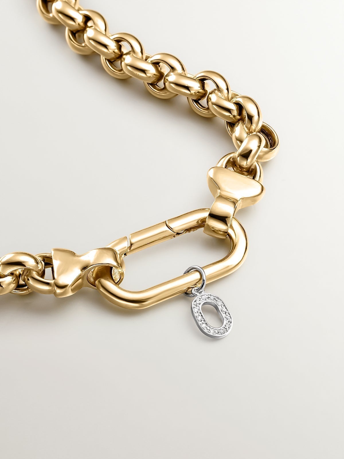 Charm de plata 925 y topacios blancos inicial O