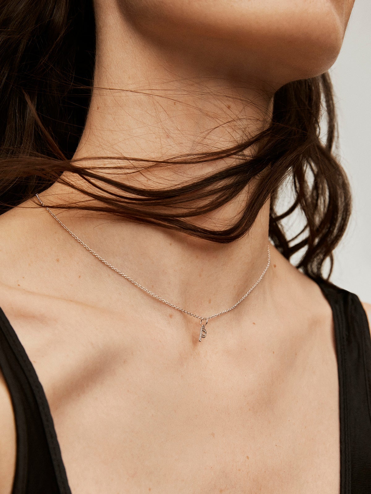 Charm de plata 925 y topacios blancos inicial P