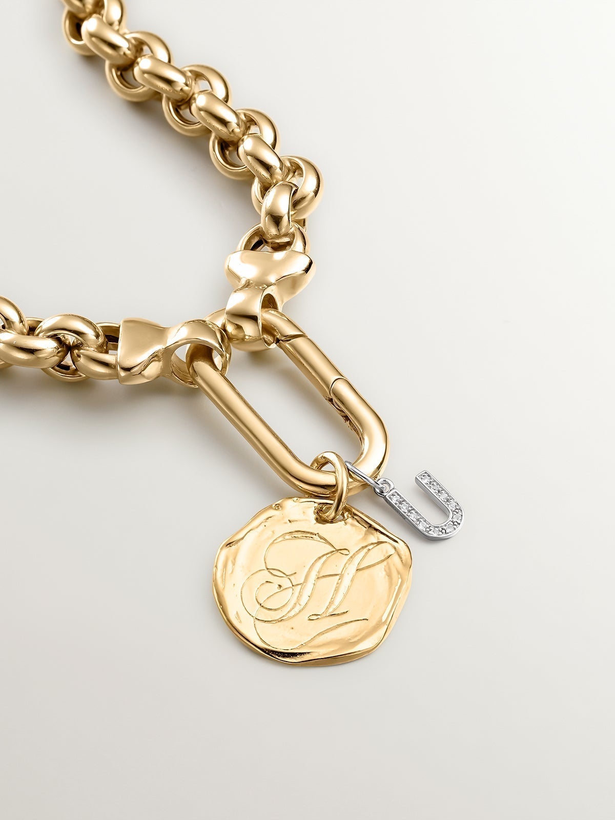 Charm de plata 925 y topacios blancos inicial U