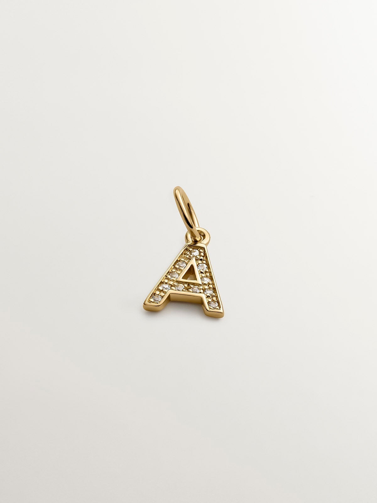 Charm de plata 925 bañada en oro amarillo de 18K y topacios blancos inicial A
