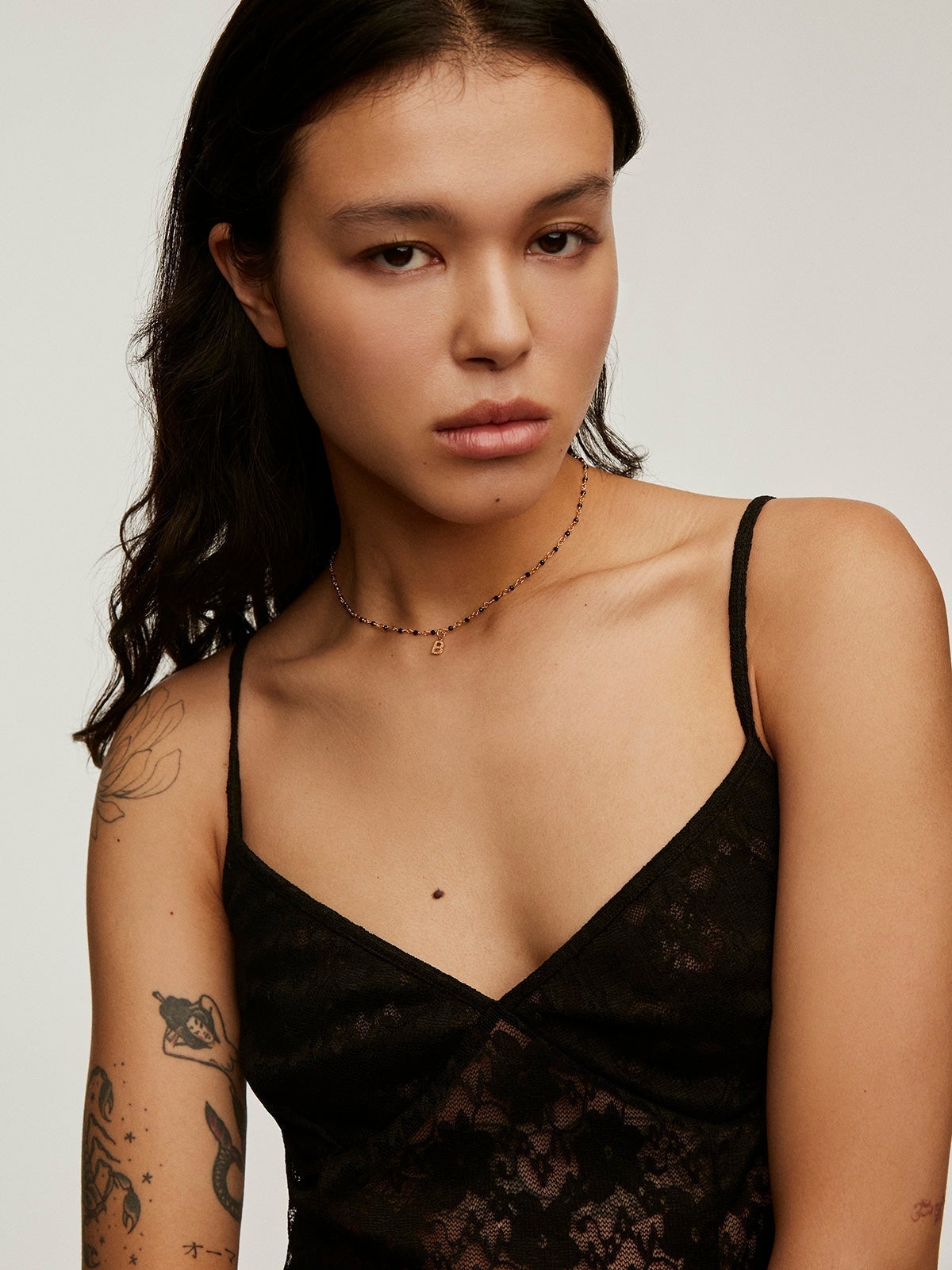 Charm de plata 925 bañada en oro amarillo de 18K y topacios blancos inicial B