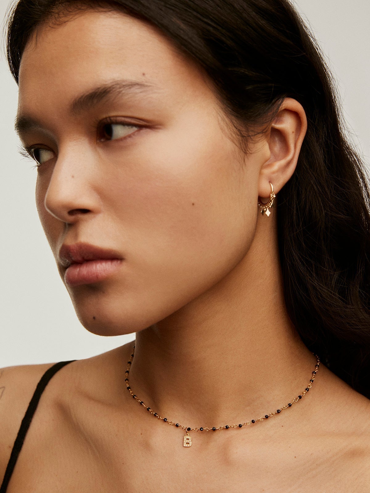 Charm de plata 925 bañada en oro amarillo de 18K y topacios blancos inicial B