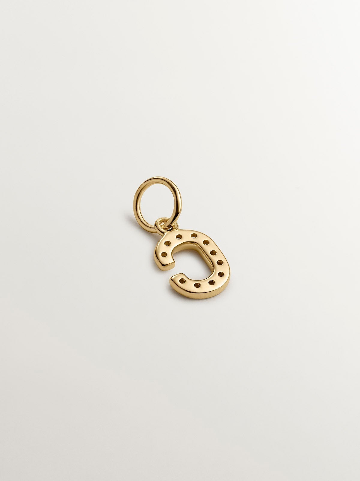 Charm de plata 925 bañada en oro amarillo de 18K y topacios blancos inicial C