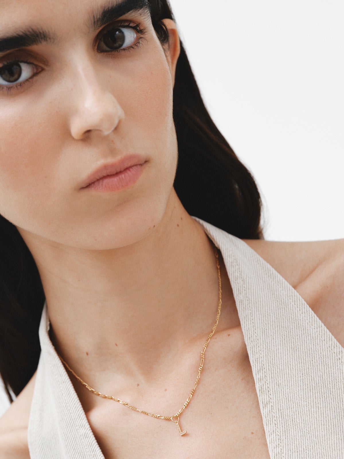 Charm de plata 925 bañada en oro amarillo de 18K y topacios blancos inicial L