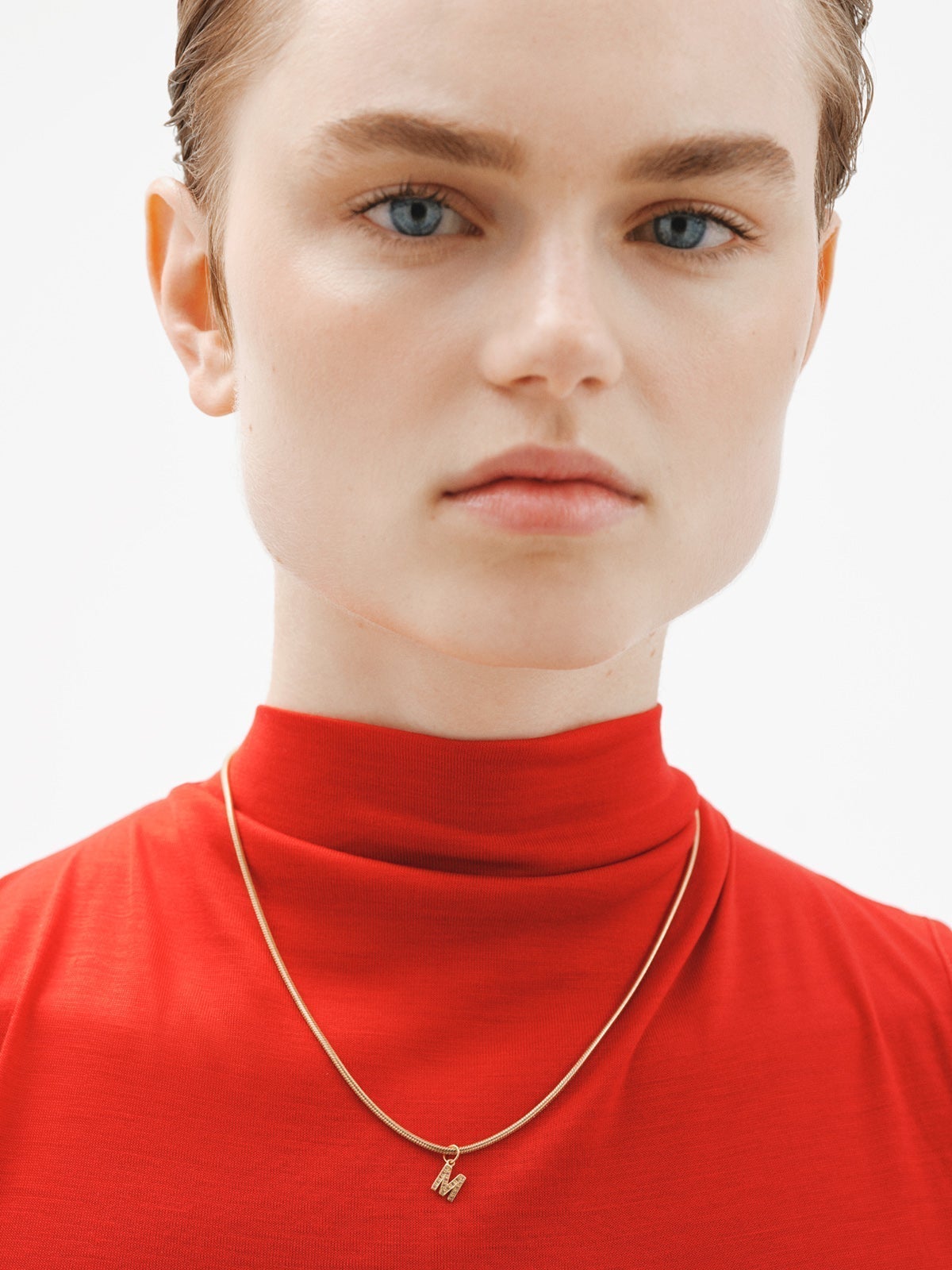 Charm de plata 925 bañada en oro amarillo de 18K y topacios blancos inicial M