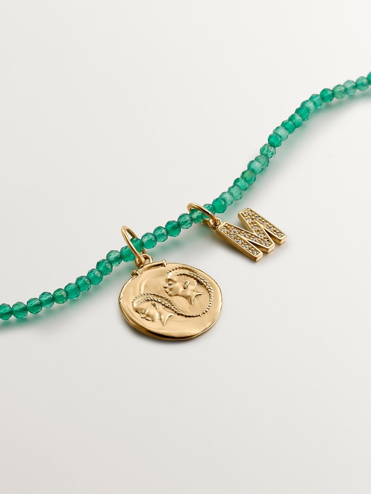 Charm de plata 925 bañada en oro amarillo de 18K y topacios blancos inicial M