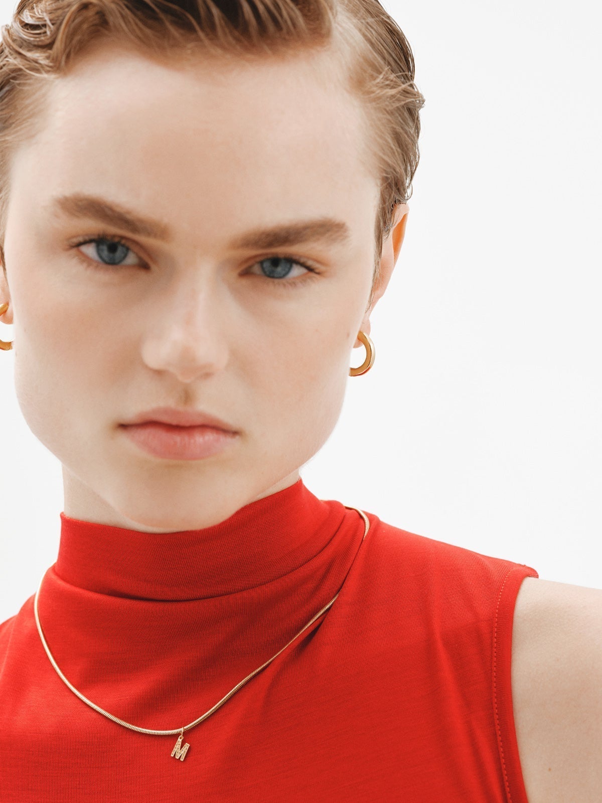 Charm de plata 925 bañada en oro amarillo de 18K y topacios blancos inicial M