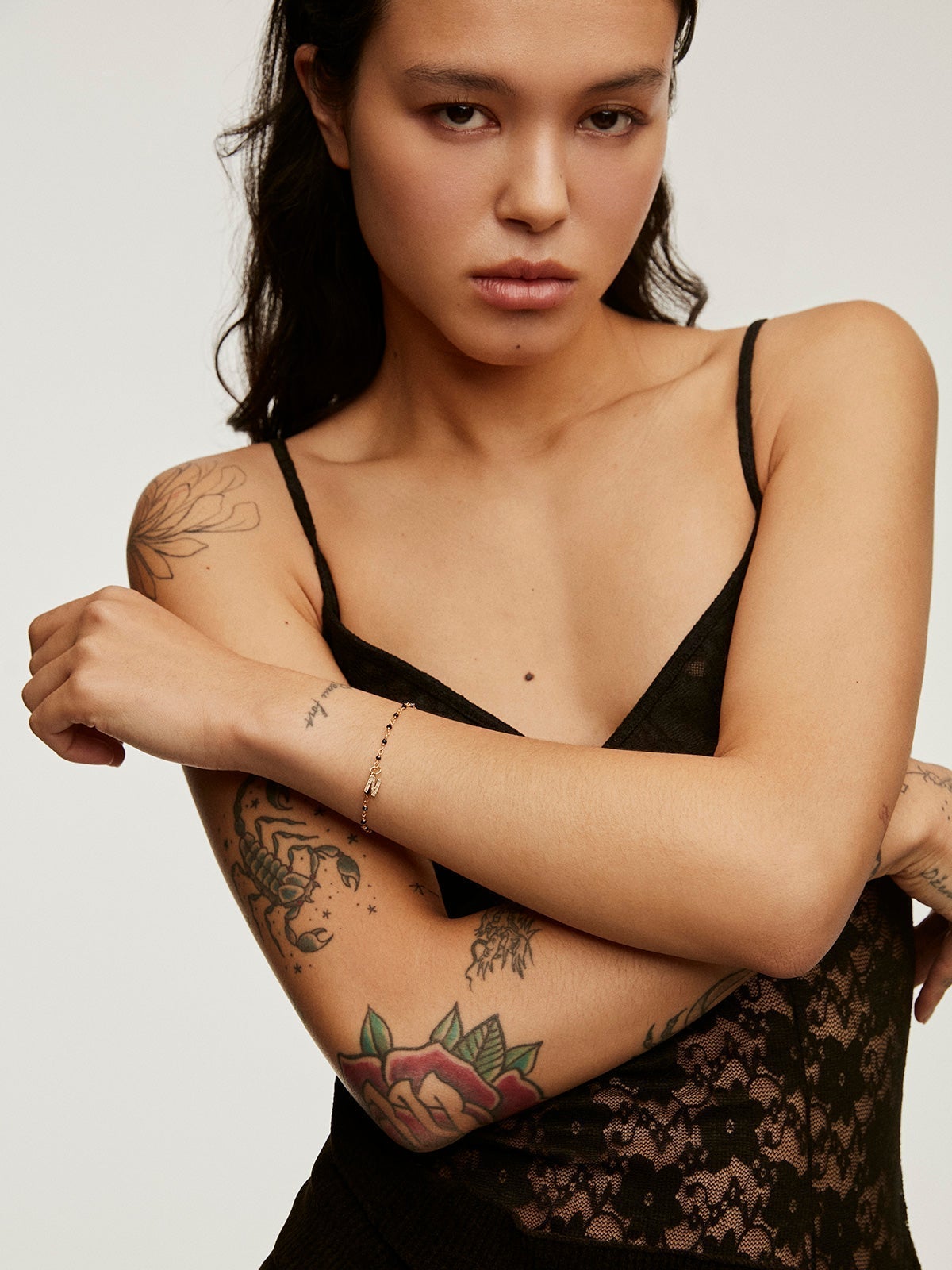 Charm de plata 925 bañada en oro amarillo de 18K y topacios blancos inicial N