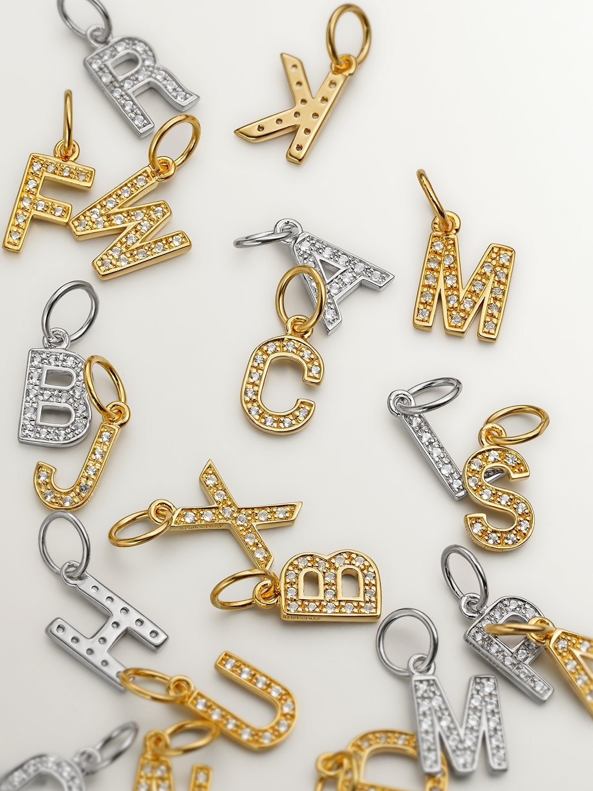 Charm de plata 925 bañada en oro amarillo de 18K y topacios blancos inicial N