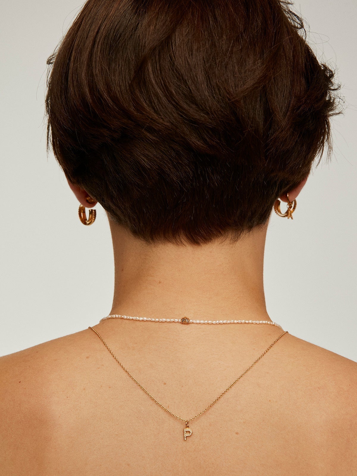 Charm de plata 925 bañada en oro amarillo de 18K y topacios blancos inicial P