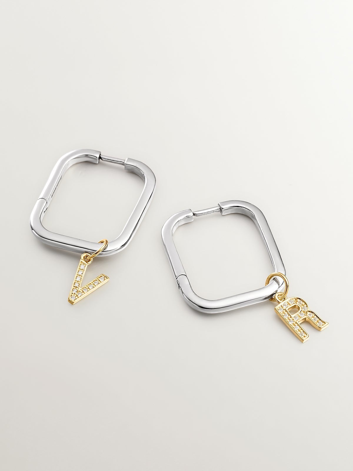 Charm de plata 925 bañada en oro amarillo de 18K y topacios blancos inicial R