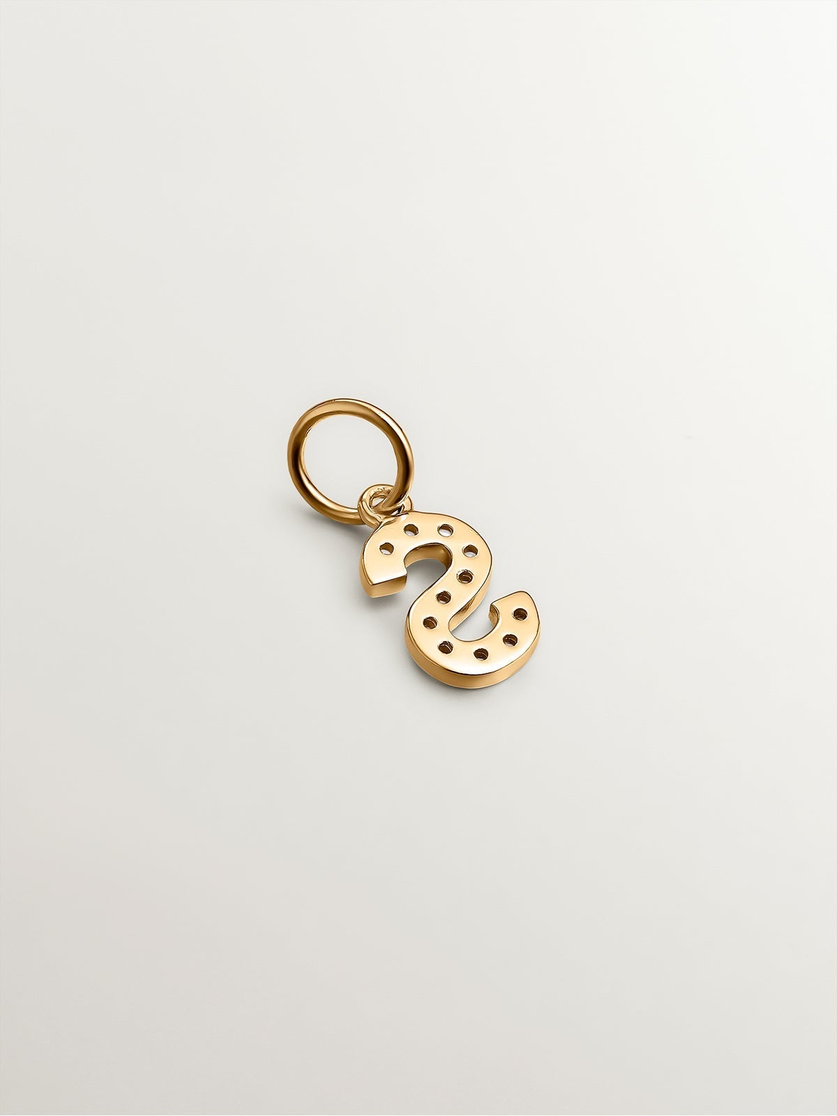 Charm de plata 925 bañada en oro amarillo de 18K y topacios blancos inicial S
