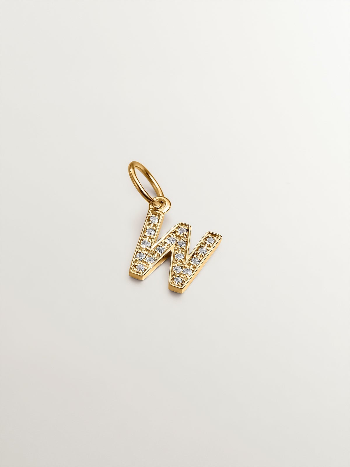 Charm de plata 925 bañada en oro amarillo de 18K y topacios blancos inicial w